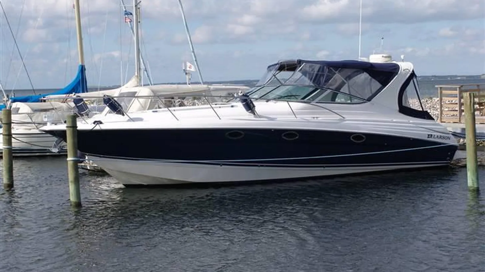 Larson Cabrio 370